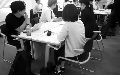 机を囲んでグループワークを行う自治体職員